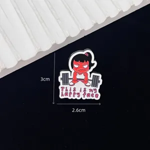 Detailopname van een grappige rode cartoonmeisje dat gewichten heft emaille speld badge.