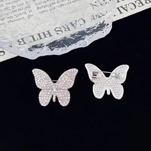 Prachtige strass vlinder broche detail toont voorkant sprankeling en achterkant pin.