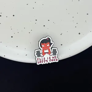 Leuke cartoon meisje gewichtheffen emaille speld metalen legering badge rugzak detail.