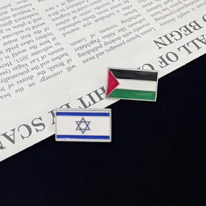 Metalen geëmailleerde broches met de nationale vlaggen van Israël en Palestina.