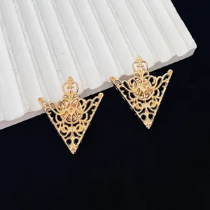 Gouden vintage filigrein holle kraagclip detailshot met ingewikkeld metalen bloemendesign.