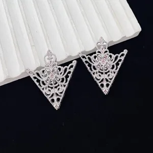Gedetailleerde close-up van retro zilveren holle metalen kraagclips, elegante accessoires.