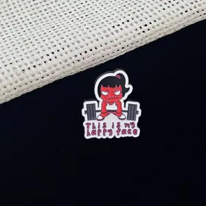 Gedetailleerde close-up van een schattige cartoonmeisje emaille speld die gewichten heft, badge.