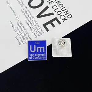 Gedetailleerde opname van de creatieve chemische element speld, met voor- en achterkant zichtbaar.