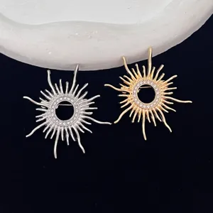 Retro baroque sun rhinestone brooch pin, elegant circular crystal detail coat accessory.