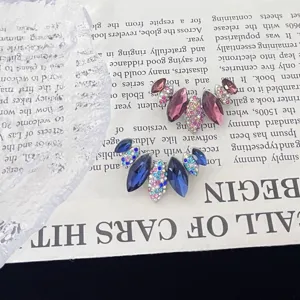 Εξαιρετική καρφίτσα με πολύχρωμα στρασάκια, λεπτομέρεια αξεσουάρ μόδας με κρύσταλλο.