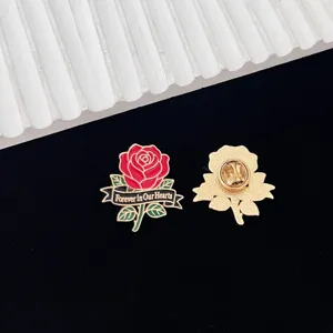 Roos geëmailleerd metaal broche speld met lint tekst detail, vintage mode kleding accessoires