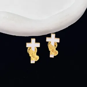 Λεπτομέρεια καρφίτσας σταυρός χέρια προσευχής λευκό σμάλτο, κομψό θρησκευτικό κόσμημα.