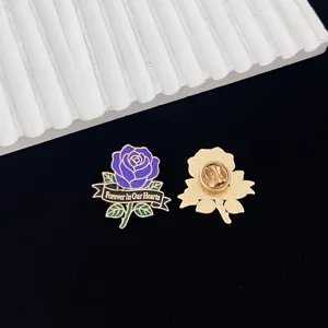 Gedetailleerd overzicht van de paarse roos metalen emaille broche met fijn vakmanschap.