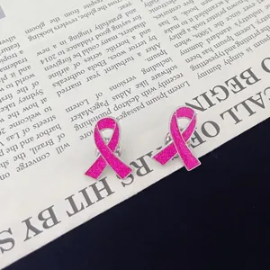 Roze glitter lint emaille speld gedetailleerde close-up opname, liefdadigheid badge.