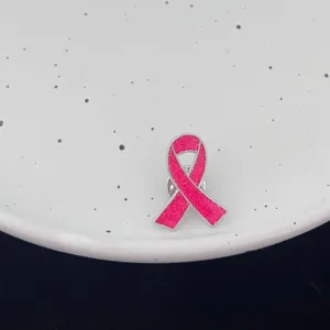 Roze lintje speld geëmailleerd metaal goed doel liefdadigheid symbool sieraad detail