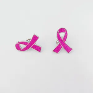 Close-up detailopname van de roze glitterende bewustwordingslint legeringsbroche.