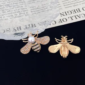 Fashion creative bee brooch with sparkling pearls and rhinestones, elegant suit pin jewelry.