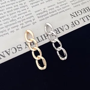 Λεπτομερής όψη κομψής κορεάτικης καρφίτσας αλυσίδας, μεταλλικό σχέδιο για κοστούμι.