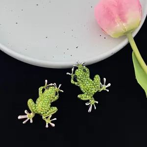 Exquisite green rhinestone frog brooch pin, crystal alloy fashion animal jewelry accessory.