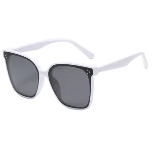 Gafas de sol cuadradas grandes con montura blanca y detalles de remaches elegantes para todos.