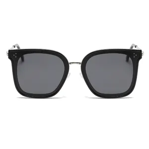 Gafas de sol polarizadas negras clásicas con detalles de metal, estilo moderno.