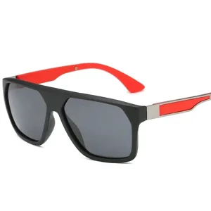 Gafas de sol de gran tamaño para hombre con montura negra y patillas rojas para exteriores.