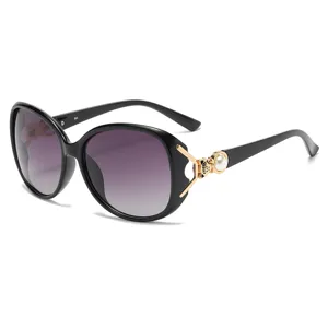 Damen Oversize Mode Sonnenbrille mit Farbverlauf Gläsern und Perlen Metallbügeln zum Fahren.