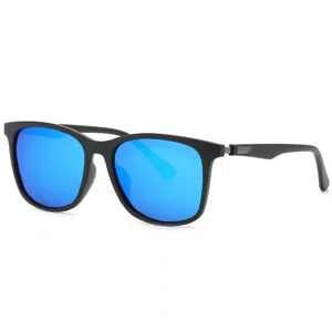 Klassische schwarze Sonnenbrille mit lebendigen blauen reflektierenden polarisierten Gläsern.