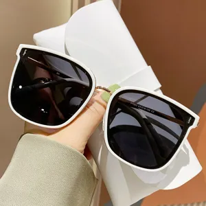 Grosse quadratische polarisierte Sonnenbrille fuer Damen und Herren, stilvoller weisser Rahmen.