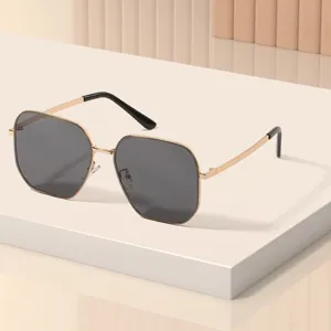 Stilvolle Sonnenbrille mit Metallrahmen und UV400-Schutz, ideal zum Autofahren und für den Alltag.