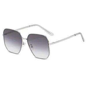 Metallrahmen Verlaufs-Sonnenbrille mit stylischer geometrischer Form und UV-Schutz.