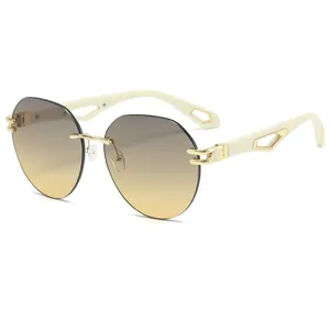 Luxus randlose Farbverlauf Sonnenbrille mit goldem Metallrahmen und weissen Buegeln.