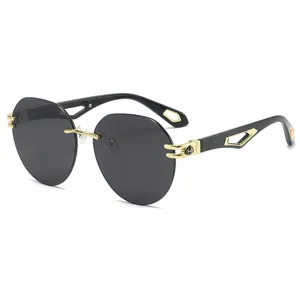 Bequeme randlose Sonnenbrille für Damen und Herren mit schwarzen Gläsern und goldenem Rahmen.
