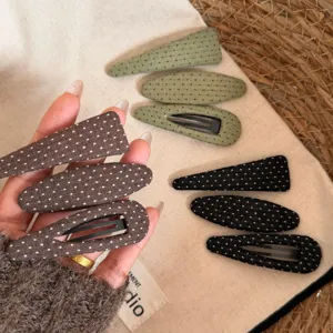 Set di graziosi fermagli per capelli a pois, forme triangolari, a goccia e rettangolari.