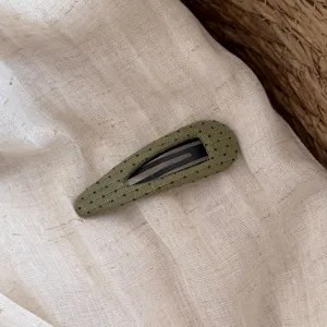 Fermaglio per capelli in tessuto verde a pois, grazioso accessorio estetico per look quotidiani.