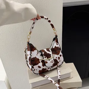 Braune Kuhmuster Halbmond Damen Schultertasche modische Underarm Tasche elegante Umhängetasche