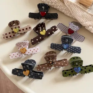 Süße Haarklammer mit stylischen Punkte-Mustern und 3D-Herz-Akzenten für den Alltag.