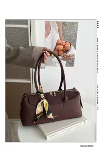 Braune Wildleder Umhängetasche für Damen, große Pendlertasche mit schickem bedrucktem Tuch.