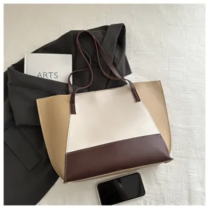 Vista dettagliata della borsa tote elegante e color-block in una splendida composizione.