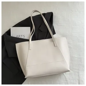 Dettaglio borsa shopper minimalista in ecopelle bianca, con cuciture eleganti e doppi manici.