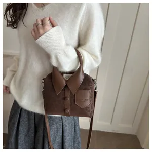 Bolso de mano creativo con forma de camisa de leopardo, bolso cruzado de cuero marrón.