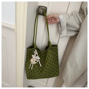 Elegante borsa shopper in tela a pois verdi con ciondolo orsetto, borsa a spalla casual da donna