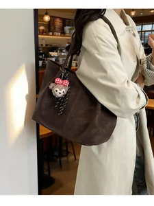 Detailansicht der dunkelbraunen minimalistischen großen Shopper-Tasche, modische Tasche.