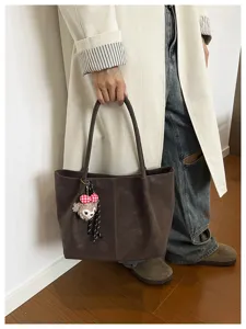Lässige braune Leder-Tote-Bag mit süßem Plüsch-Anhänger, große Schultertasche für den Alltag.