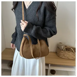Borsa a tracolla mezza luna in camoscio marrone, elegante borsa ascellare da donna.