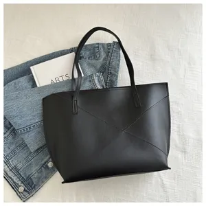 Dettagli della borsa tote minimalista nera, doppi manici, design elegante e pulito.