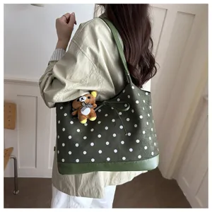 Borsa tote da donna verde alla moda a pois con grazioso ciondolo a orsetto e dettaglio fiocco.