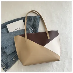 Vista di dettaglio dell'elegante borsa tote color-block con design spazioso e contrasti chic.