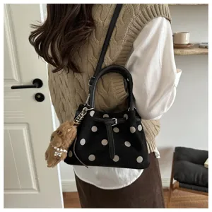 Borsa a secchiello a pois alla moda con ciondolo di cane in peluche, borsa elegante.