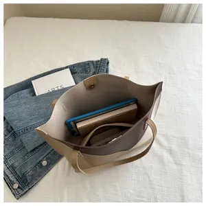 Vista dettagliata dell'interno della borsa tote elegante, ideale per riporre oggetti.