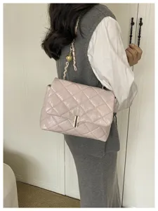 Elegante borsa a tracolla matelassé rosa con catena, ideale per il lavoro e il tempo libero.