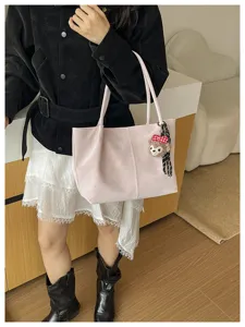 Rosa Leder Shopper Detail mit süßem Plüsch Anhänger, modische stylische Freizeittasche