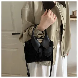 Vista detallada del bolso de mujer creativo estilo cuello de camisa con sutil motivo de leopardo.