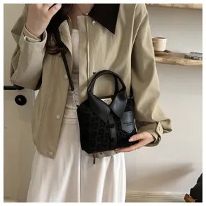 Vista detallada del bolso cruzado forma camisa con estampado de leopardo para mujer.